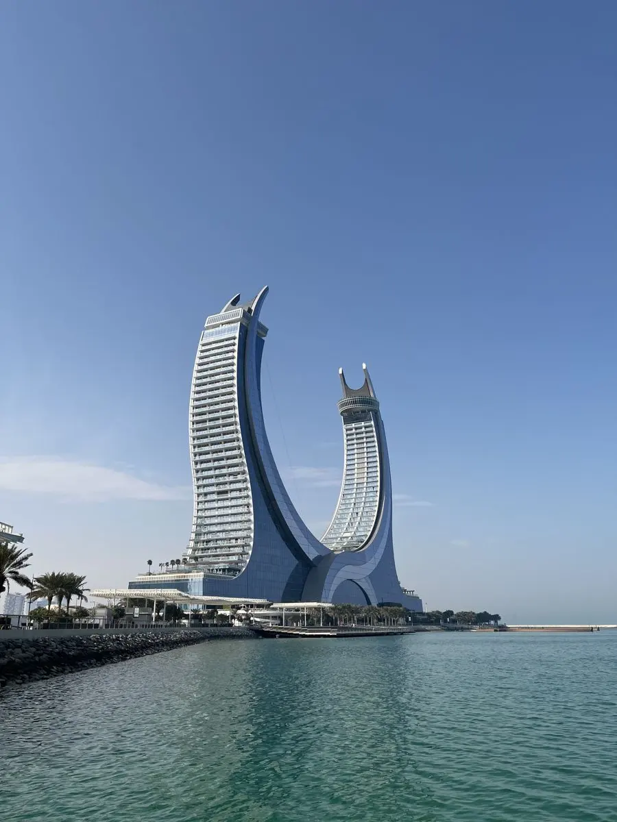 Menara Katara Towers di tepi laut Doha
