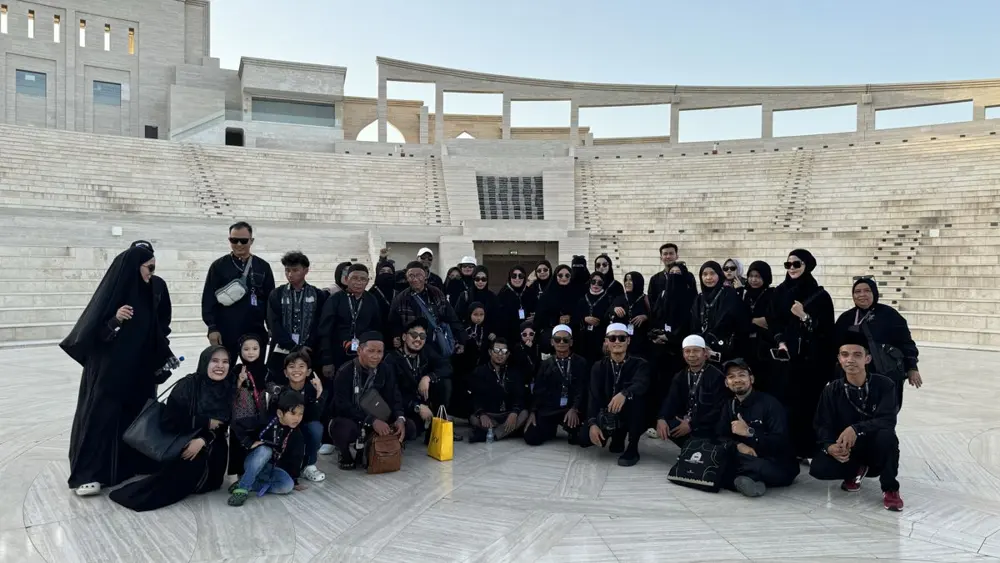 Rombongan jamaah duduk di amfiteater Katara, Doha