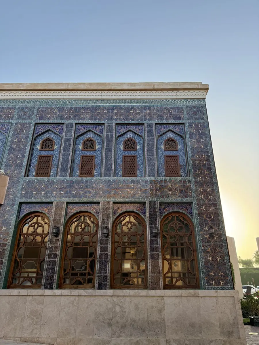 Dinding berubin biru dan jendela kayu di Katara, Doha